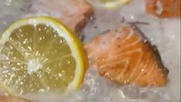 Salmon panggang dimasak Ririn dengan cara berbeda. Ia memadukannya dengan kuah krim dan jamur enoki. Terakhir diberi irisan lemon segar.