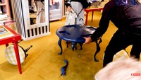 Momen itu membuat kaki meja yang menjadi tumpuan adu panco tersebut patah. Foto: YouTube Leslar Entertainment