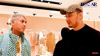 Rizky Billar berada di toko Gucci di Paris, Prancis, bersama Habib Usman. Foto: YouTube Leslar Entertainment