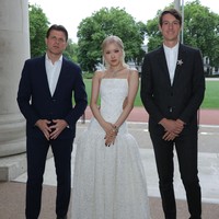 Setelah melihat fotonya bersama dua bos Tiffany & Co, sejumlah penggemar menyebut Rose BLACKPINK terlihat seperti pengantin. “Rose vibesnya kyk pengantin wanita,” “HELP PENGANTIN KU KABURRRRRR cantik banget,” “cantikkk banget kayak princess, simulasi jadi pengantin,” tulis penggemar di jagat Twitter. Foto: Getty Images