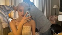 Gaun tersebut terbuka di bagian pinggang dan punggung. Foto: (dok. Instagram @roses_are_rosie)