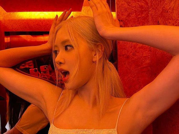 Gaya Pamer Pinggang Rose BLACKPINK yang Tuai Kritikan