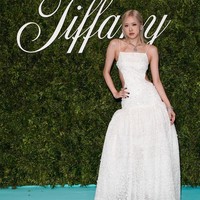 Global ambassador Tiffany & Co itu terlihat anggun dan elegan saat berpose di red carpet. Sejumlah penggemar menyebut penampilannya bak Disney princess. Foto: Getty Images