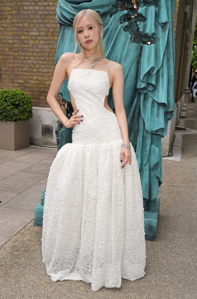 Rose BLACKPINK memakai gaun cutout putih keluaran Rokh, brand fashion yang berbasis di Inggris. Gaun itu dirancang oleh desainer asal Korea Selatan, Rok Hwang yang besar di Austin dan pindah ke London. Foto: Getty Images