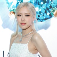 Penampilannya semakin memesona memakai kalung berlian Tiffany & Co dari koleksi ‘Colors of Nature’. Gelang Schlumberger Surreal Floret yang dikenakannya pun memiliki potongan berlian. Foto: Getty Images