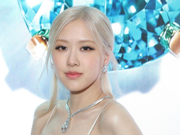 LONDON, ENGLAND - JUNE 09: Rosé seen attending Vision & Virtuosity by Tiffany & Co - opening launch party at Saatchi Gallery on June 09, 2022 in London, England. (Photo by Ricky Vigil/GC Images)