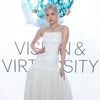 Rose BLACKPINK menata rambut pirangnya dengan gaya half up. Setengah rambutnya dibiarkan terurai. Helaian rambutnya pun membingkai wajahnya.Foto: Getty Images