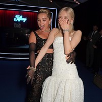 Pelantun ‘On the Ground’ itu dengan cepat berbaur dengan Florence Pugh. Keduanya berpose sambil memamerkan koleksi perhiasan yang dikenakan bintang film Midsommar dan Black Widow itu. Foto: Getty Images