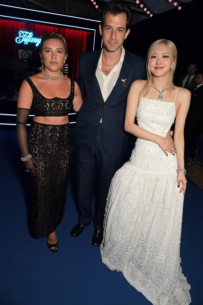 Mark Ronson bergabung untuk berfoto dengan keduanya. Sang musisi pernah mengungkapkan kekagumannya pada BLACKPINK saat tampil di Coachella pada 2019. Foto: Getty Images