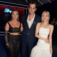 Mark Ronson bergabung untuk berfoto dengan keduanya. Sang musisi pernah mengungkapkan kekagumannya pada BLACKPINK saat tampil di Coachella pada 2019. Foto: Getty Images