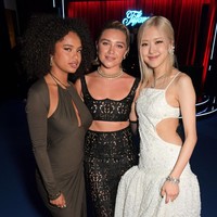 Rose BLACKPINK dan Florence Pugh pun bertemu dengan model dan aktris asal Prancis, Paola Locatelli. Foto: Getty Images