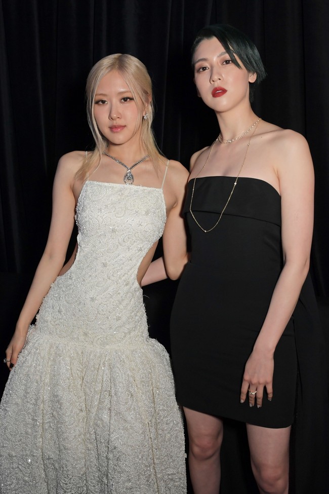 Dalam kesempatan itu, Rose BLACKPINK juga berpose dengan aktris Jepang, Ayaka Miyoshi yang membintangi serial Netflix Alice in Borderland. Foto: Getty Images