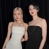 Dalam kesempatan itu, Rose BLACKPINK juga berpose dengan aktris Jepang, Ayaka Miyoshi yang membintangi serial Netflix Alice in Borderland. Foto: Getty Images