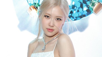 10 Foto Rose BLACKPINK Pakai Gaun Bolong, Dibilang Mirip Pengantin