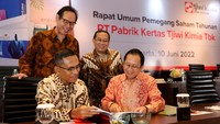 Selain itu, PT Pabrik Kertas Tjiwi Kimia Tbk (TKIM) juga menggelar acara yang sama, Rapar Umum Pemegang Saham (RUPS) yang dihadiri oleh Direktur Utama PT Pabrik Kertas Tjiwi Kimia Tbk (TKIM) Suhendra Wiriadinata (kanan) bersama dengan Komisaris Utama TKIM Saleh Husin (kiri), didampingi Komisaris Independen TKIM Rizal Affandi (kanan belakang), dan Direktur TKIM Arman Sutedja usai RUPS TKIM di Jakarta. TKIM mencatatkan laba neto sebesar 249 Juta tahun 2021, atau meningkat sebesar 67,9% dibanding tahun sebelumnya.