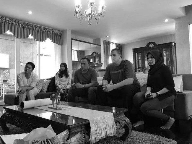 Bella Saphira resmi dinikahi oleh Letnan Jenderal TNI Angkatan Darat, Agus Surya Bakti pada Agustus 2013. Usai menikah, Bella dan suaminya menempati rumah yang cukup megah. Foto: Instagram/@windakhair