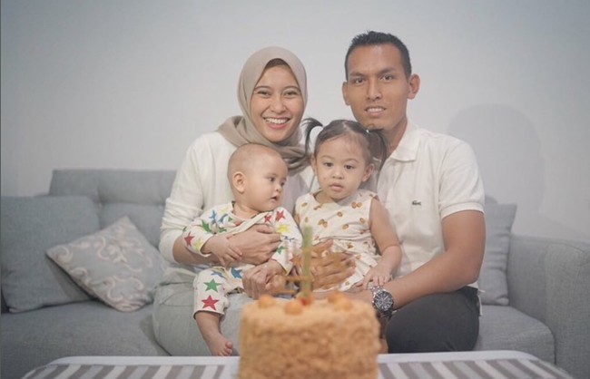 Aktris FTV Jian Batari juga menikah dengan seorang anggota TNI bernama Harry Dany Syahputra. Rumah milik Jian dan Harry terlihat minimalis dan sederhana dengan didominasi warna abu-abu. Foto: Instagram/@jianbatari