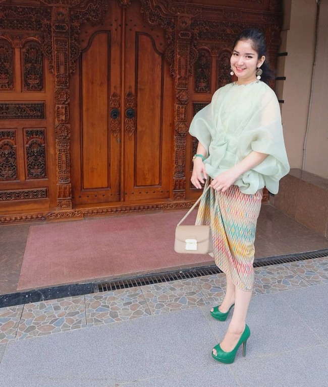 Artis cantik Winda Khair menikah dengan seorang anggota TNI bernama Achmad Zaki pada Agustus 2015. Rumah milik Winda dan suami terlihat unik dengan memiliki salah satu pintu yang kental akan adat Jawa. Foto: Instagram/@windakhair