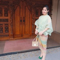 Artis cantik Winda Khair menikah dengan seorang anggota TNI bernama Achmad Zaki pada Agustus 2015. Rumah milik Winda dan suami terlihat unik dengan memiliki salah satu pintu yang kental akan adat Jawa. Foto: Instagram/@windakhair