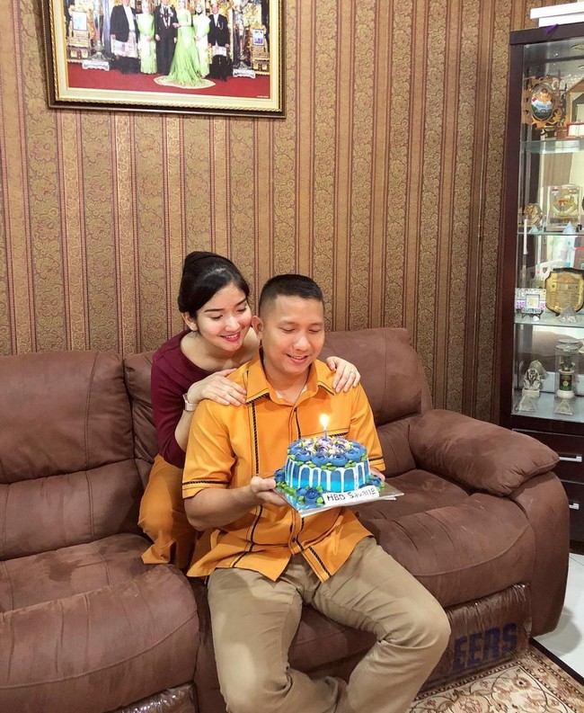 Bagian dalam rumah Winda dan suaminya itu juga tampak didominasi oleh warna coklat. Bagian dindingnya dipercantik dengan wallpaper bermotif. Foto: Instagram/@windakhair