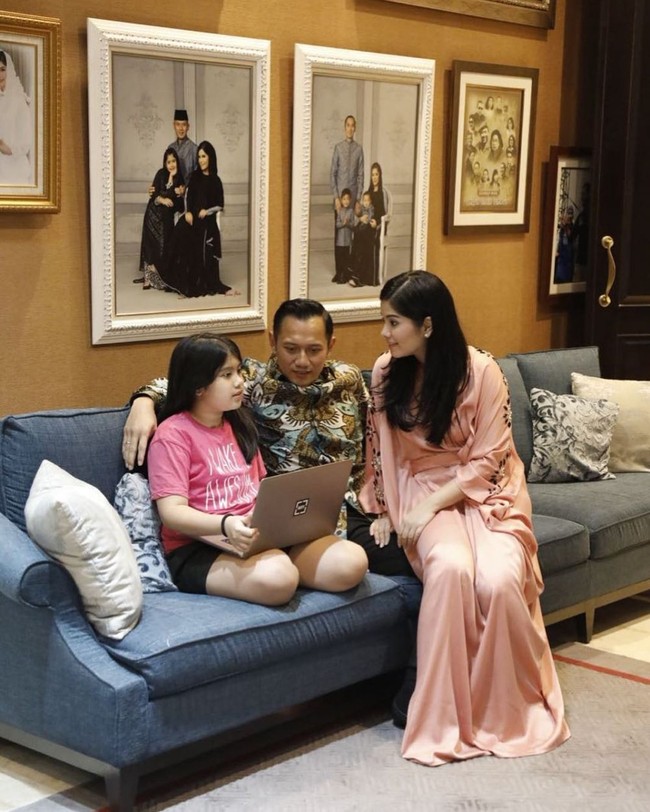 Annisa Pohan menikah dengan Agus Harmurti Yudhoyono yang merupakan putra Presiden RI ke-6 sekaligus perwira TNI AD pada Juli 2005. Kini Anissa, Agus, dan putri mereka tinggal di sebuah rumah yang cukup mewah dan luas. Agus sendiri mundur dari TNI pada 2016. Foto: Instagram/@annisayudhoyono