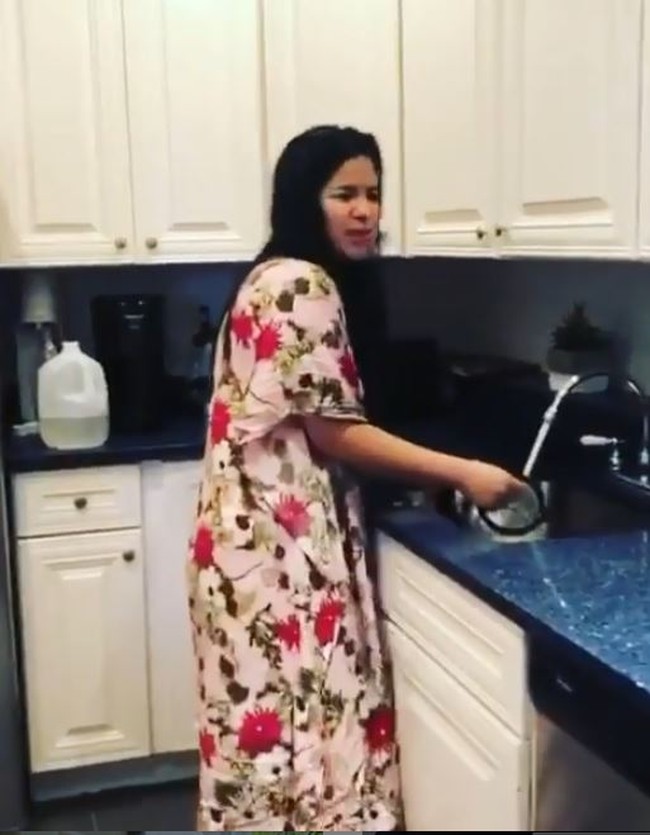 Bagian dapur di dalam rumah Annisa Pohan dan suaminya itu tampak didominasi oleh warna putiih dan hitam. Dapurnya pun terlihat minimalis dan tertata dengan rapi. Foto: Instagram/@annisayudhoyono
