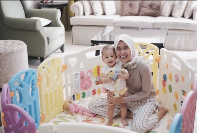 Pada bagian ruang tamunya terdapat tempat bermain untuk sang anak. Rumahnya itu tampak simpel dan juga nyaman. Foto: Instagram/@jianbatari