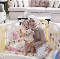 Pada bagian ruang tamunya terdapat tempat bermain untuk sang anak. Rumahnya itu tampak simpel dan juga nyaman. Foto: Instagram/@jianbatari