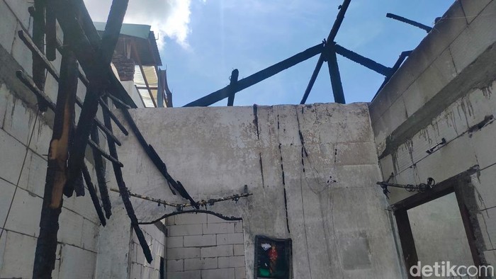 Rumah di Pogar, Bangil, Pasuruan gegara pemiliknya lupa matikan kompor saat ditinggal nongkrong