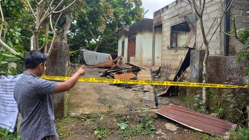 Sah Rudin menunjukan kondisi rumahnya yang sudah rusak dan habis terbakar.