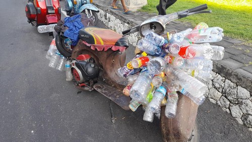 Salah satu anggota komunitas vespa di camping ground Vespa World Day 2022 di Pantai Pandawa, Kutuh, Kuta Selatan, Jumat (10/6/2022).