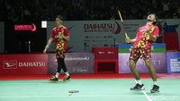 Selepas interval, Fajar/Rian makin sulit dibendung pasangan Taiwan. Permainan smash-smash wakil Indonesia itu menyulitkan lawan dan membuat merebut gim pertama dengan skor 21-15.