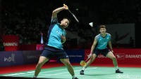Awal gim kedua juga berjalan ketat meski Fajar/Rian mampu memimpin 8-7. Perlahan, Fajar/Rian mulai menunjukkan aksinya lewat smash-smash dan kesalahan lawan pun mendukung untuk merebut skor 11-8 di interval.