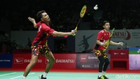 Lee/Wang tak terlihat bisa mengembangkan permainan. Di saat punya momen untuk merebut poin karena pengembalian tanggung lawan, smash dari Lee malah tersangkut di net dan membuat Fajar/Rian memimpin 13-9.