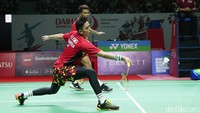 Permainan perlahan sengit, kedua pasangan saling berbalas smash. Pada tahap ini, Fajar/Rian yang mampu ambil keuntungan dan sediki melebarkan jarak menjadi 17-14.