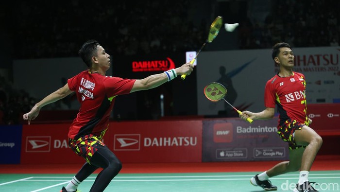 Fajar Alfian/Muhammad Rian Ardianto berhasil ke semifinal Indonesia Masters 2022. Fajar/Rian mendepak wakil Taiwan dengan skor 21-15, 21-18.