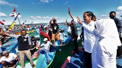 Warga Desa Mola Samaturu, Usri (tengah) bersama keluarganya menunjukkan sertifikat tanah gratis yang diberikan Presiden Joko Widodo di Kecamatan Wangi Wangi Selatan, Wakatobi, Sulawesi Tenggara, Kamis (9/6/2022). Sebanyak 6.437 nelayan Suku Bajo yang berada di pesisir Sulawesi Tenggara menerima sertifikat tanah gratis dari Presiden Joko Widodo pada Puncak Gugus Reforma Agraria di Wakatobi, yang diantaranya merupakan nelayan binaan PT Aruna Jaya Nuswantara. ANTARA FOTO/Jojon/rwa.