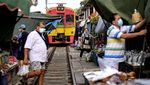 Sensasi Belanja di Pasar Mepet Rel di Thailand, Kayak Apa Ya?