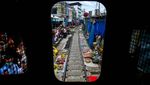 Sensasi Belanja di Pasar Mepet Rel di Thailand, Kayak Apa Ya?