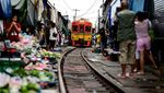 Sensasi Belanja di Pasar Mepet Rel di Thailand, Kayak Apa Ya?