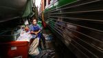 Sensasi Belanja di Pasar Mepet Rel di Thailand, Kayak Apa Ya?
