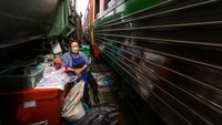 Para pedagang di pasar ini menjajakan berbagai barang, mulai makanan laut, buah-buahan, sayur-mayur, makanan basah dan kering, daging, hingga suvenir.