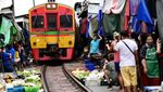 Sensasi Belanja di Pasar Mepet Rel di Thailand, Kayak Apa Ya?