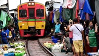 Kereta-kereta ini lewat hanya berjarak beberapa sentimeter dari barang-barang dagangan serta para penghuni pasar. Sekilas, kereta juga bisa terlihat seperti akan melindas barang-barang dagangan.