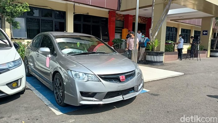 Seorang anggota polisi, Bripka HY, ditabrak mobil yang ditumpangi sekelompok pemuda di Kebayoran Lama, Jakarta Selatan (Jaksel). Polisi menunjukkan mobil yang dipakai untuk menabrak Bripka HY. (Karin NS/detikcom) Seorang anggota polisi, Bripka HY, ditabrak mobil yang ditumpangi sekelompok pemuda di Kebayoran Lama, Jakarta Selatan (Jaksel). Polisi menunjukkan mobil yang dipakai untuk menabrak Bripka HY. (Karin NS/detikcom)