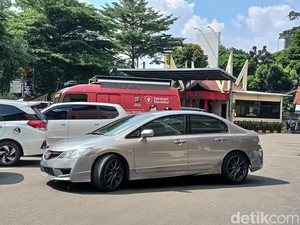 Kaca Mobil Penabrak Polisi di Jaksel Bolong Tertembak, Bumper Patah
