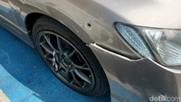 Ban mobil bagian depan kanan juga terlihat kempis. Bripka HY memberikan tembakan peringatan karena mobil yang ditumpangi sekelompok pemuda tersebut hendak melarikan diri. (Karin NS/detikcom)
