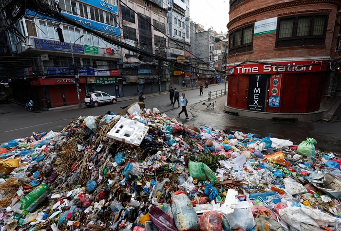 Sampah menumpuk di kawasan Kathmandu, Nepal. Tumpukan sampah bahkan terlihat di sepanjang jalan di Bashantapur Durbar Square, sebuah situs warisan dunia UNESCO.