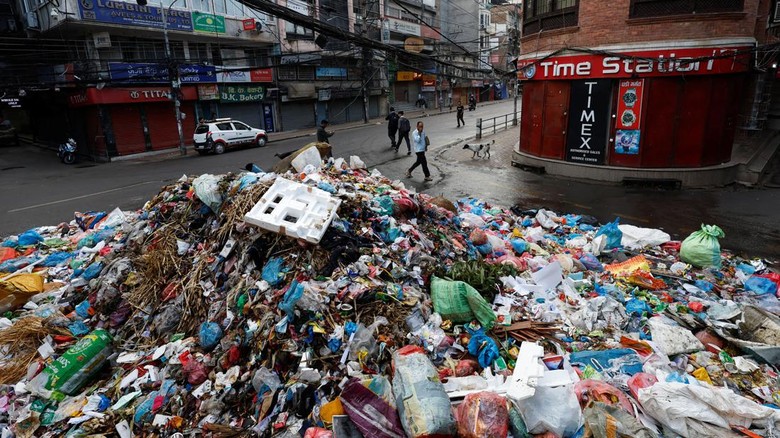 Situs Warisan Dunia UNESCO di Nepal Dipenuhi Sampah, Ini Fotonya Sampah menumpuk di kawasan Kathmandu, Nepal. Tumpukan sampah bahkan terlihat di sepanjang jalan di Bashantapur Durbar Square, sebuah situs warisan dunia UNESCO.