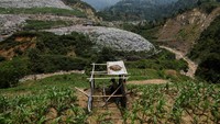 Mereka menuduh pihak berwenang tidak berbuat banyak untuk menyediakan infrastruktur dan mengelola sampah. 
